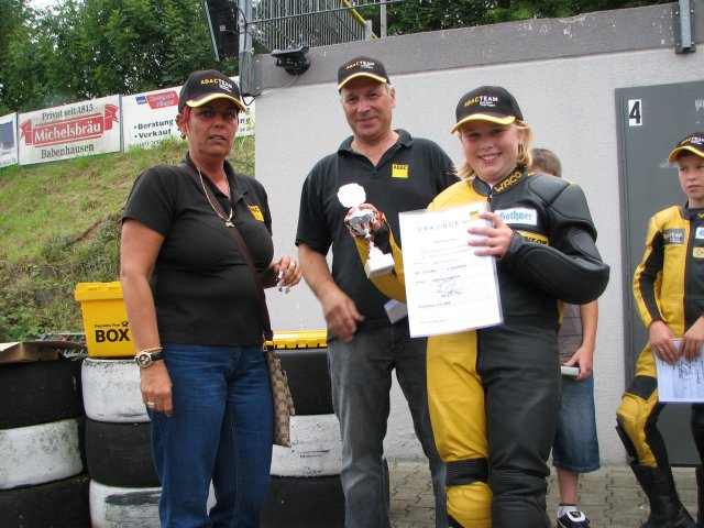 Charlotte Antkowiak erhlt Ihren 1. MiniBike Pokal aus den Hnden von Projektleiterin Judith Vietze und Rennleiter Stephan Hilberg.