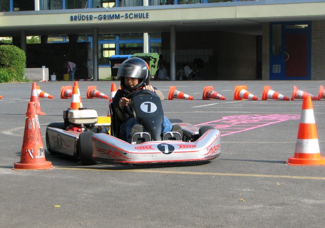 Motorkarts auf dem Schulhof.