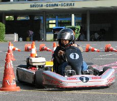 Motorkarts auf dem Schulhof.