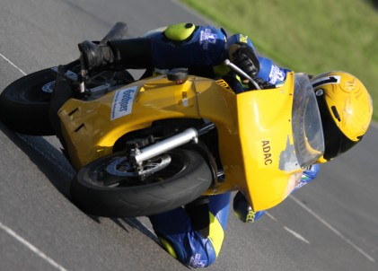 Charlotte Antkowiak mit ihrem MiniBike auf dem Vogelsbergring in Wittgenborn