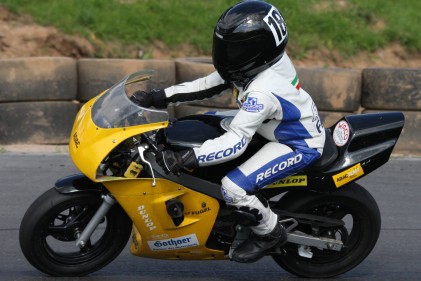 Friederike Antkowiak mit ihrem MiniBike auf dem Vogelsbergring in Wittgenborn