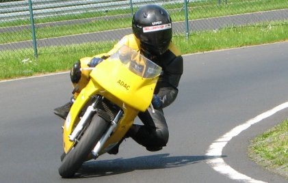 Philipp Belgraver mit seinem MiniBike auf dem Vogelsbergring in Wittgenborn