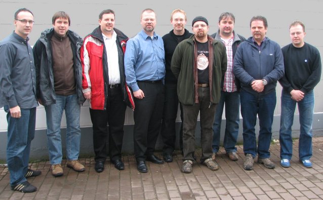 Jugendleiter Dirk Antkowiak (4. v.l.) mit seinem neuen Stellvertreter Carmelo Chilá (4. v.r.) und seinem Übungsleiter und Trainerteam Jugendleiter Dirk Antkowiak (4. v.l.) mit seinem neuen Stellvertreter Carmelo Chilá (4. v.r.) und seinem Übungsleiter und Trainerteam