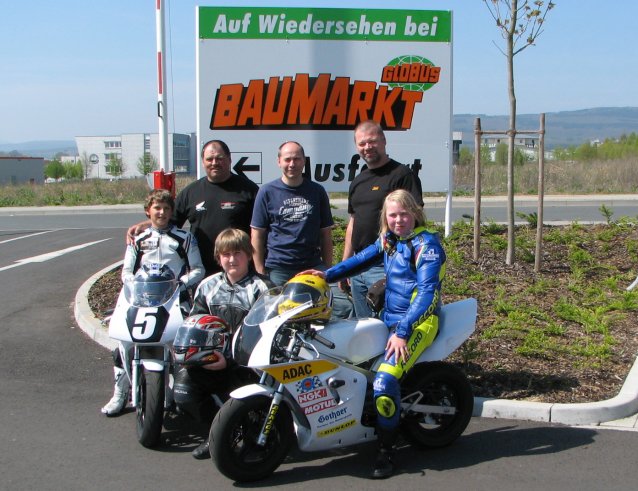 Die Rockenberger ADAC-MiniBiker Philipp Kunz, Florian Lecke und Charlotte Antkowiak mit Ihren Trainern