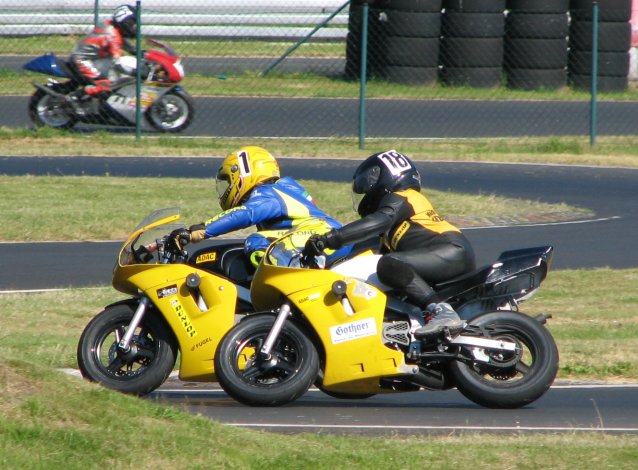 ADAC MiniBike-Cup: Charlotte Antkowiak hlt die Linie gegen ihre Schwester Friederike