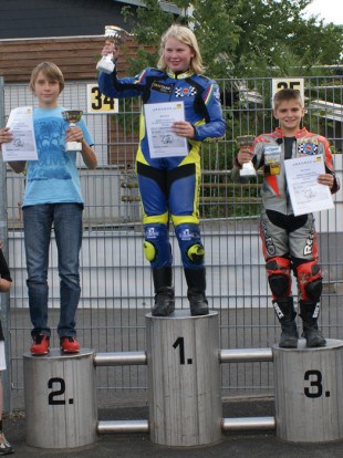 ADAC MiniBike-Cup: Siegerehrung Klasse 1 in Schaafheim: Charlotte Antkowiak MiniBike-Cup: Siegerehrung Klasse 1 in Schaafheim: Charlotte Antkowiak