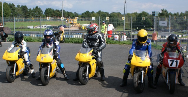 ADAC MiniBike-Youngster-Cup: MSC Rockenberg MiniBike Klasse 1 Geschwader vor dem Start auf dem Odenwaldring in Schaafheim