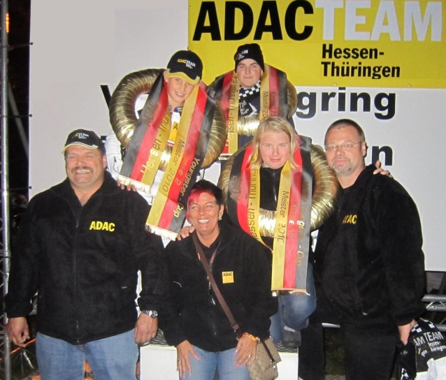 ADAC MiniBike-Youngster-Cup Meister 2010: Charlotte Antkowiak (Klasse 1), Maurice Ullrich (Klasse 2) und Heinrich Dietl (125er Klasse) mit den MiniBike Leitungsteam Stefan Kunz, Judith Vietze und Dirk Antkowiak