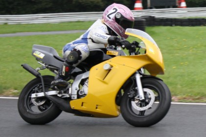 Friederike Antkowiak mit ihrem MiniBike auf dem Vogelsbergring in Wittgenborn